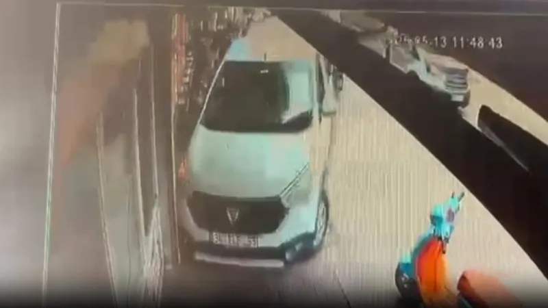Adana'da Feci Kaza! Otomobil Bisikletliye Böyle Çarptı!