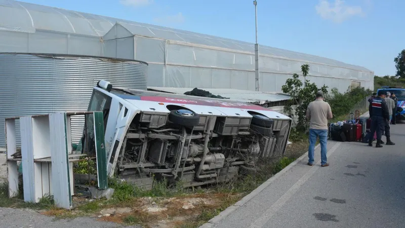 Antalya'da Turistleri Taşıyan Midibüs Devrildi! İşte Yaralı Sayısı