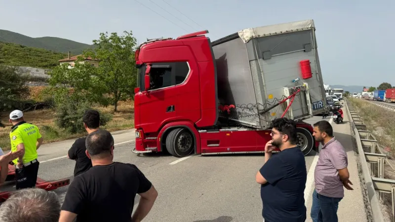 Arı Soktu, Tır Devrildi! Bursa'da Trafik Felç Oldu