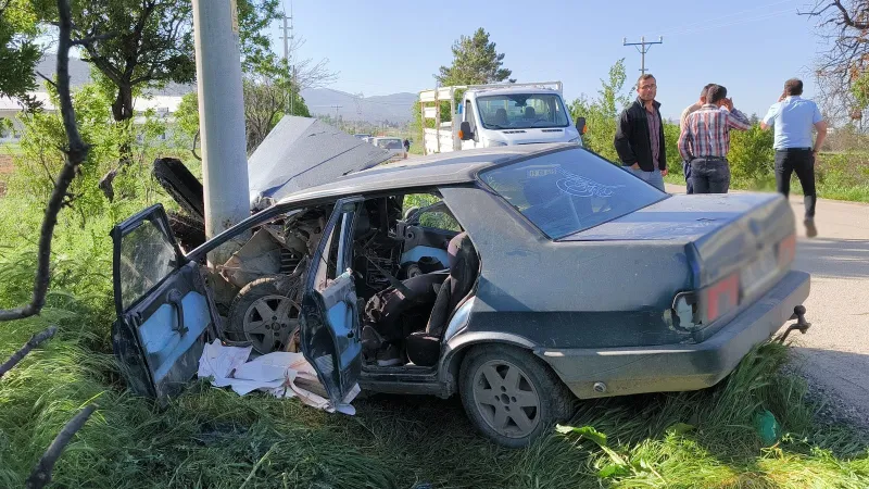 Burdur'da Şok Kaza! Otomobil Elektrik Direğine Çarptı: Yaralılar Var!