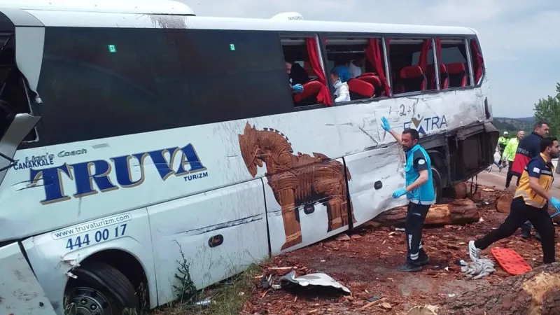 Çanakkale'de Feci Kaza: Otobüs, Kamyon ve Otomobil Birbirine Girdi!