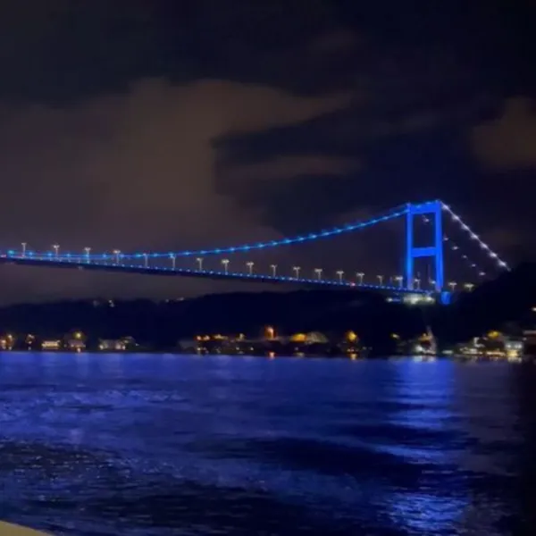 FSM Köprüsü Neden Maviye Boyandı? İşte Şaşırtan Sebep!