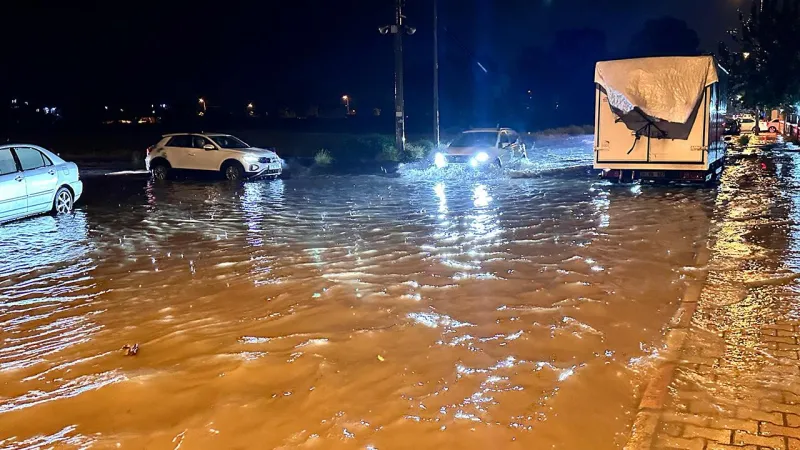 Hatay'da Şiddetli Yağış! Dörtyol Sular Altında Kaldı