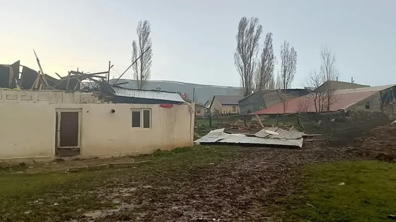 Kars'ta Şiddetli Fırtına! Okul ve Evler Enkaz Haline Döndü