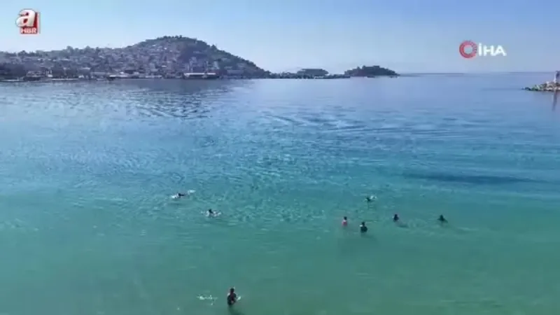Kuşadası'nda 29 Derece Sıcaklıkla Plajlar Doldu Taştı