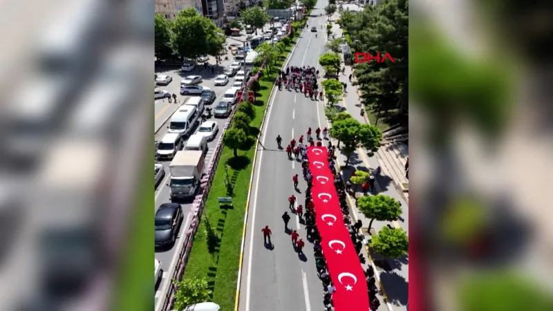 Mardin'de Dev Türk Bayrağıyla Coşkulu Yürüyüş! Neler Yaşandı?