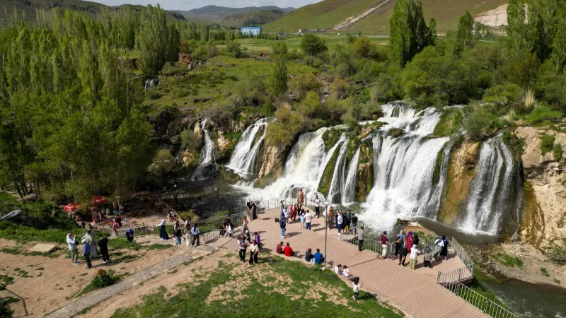 Muradiye Şelalesi Coştu! Ziyaretçi Akınına Uğradı