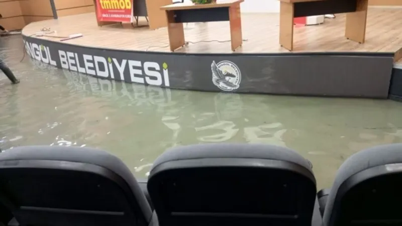 Naci Görür'ün Deprem Paneli Öncesi ŞOK! Salonu Su Bastı!