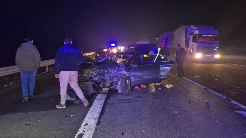 Feci Kaza! Otomobil Refüje Çarptı, 4 Yaralı! Şok Detaylar