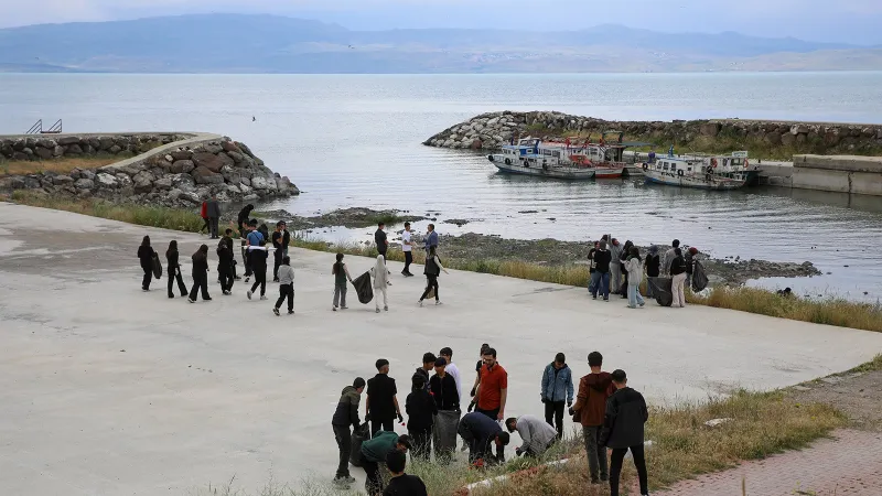 Öğrencilerden Van Gölü sahilinde çevre temizliği