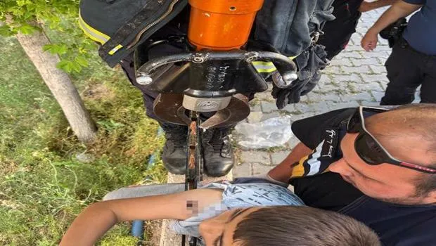 Okul duvarından atlarken korkuluk demiri saplandı, hastanede çıkarıldı