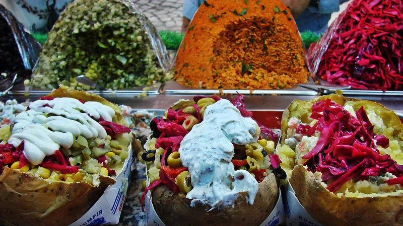 Ortaköy'de kumpir zehirlenmesi şüphesi: İki çocuğun ardından anne de öldü