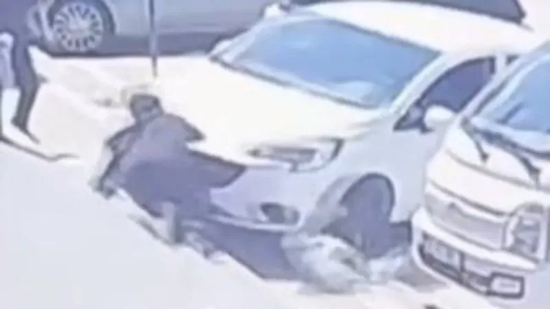 Otomobili park etmek isterken lise öğrencisini ezdi