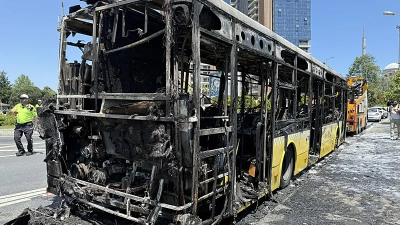 İstanbul'da İETT Otobüsü Alevlere Teslim! Yolcular Son Anda Kurtuldu