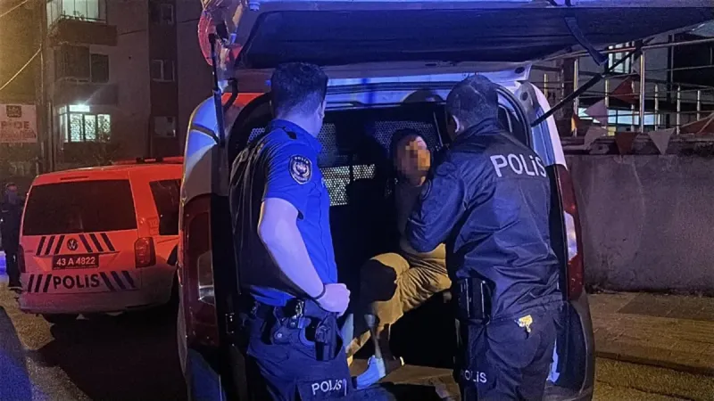 Sevgilisinden ayrıldı: Alkol alıp, annesini rehin aldı!