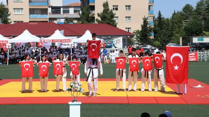 Siirt'te 19 Mayıs Coşkusu: Gençlik Meydanları Doldurdu!