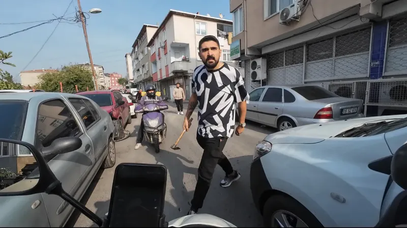 SON DAKİKA... İstanbul'da trafiğinde yol verme kavgası: 'Kafanı gözünü kıracağım' diyerek balta ile saldırdı!