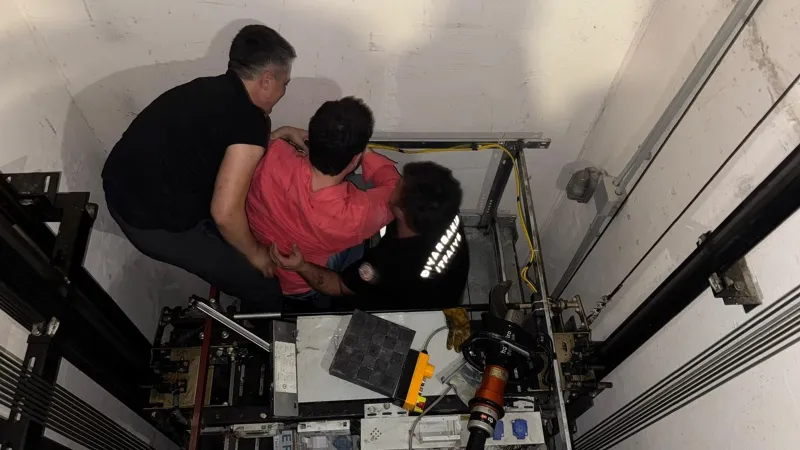 Stadyum asansöründen bu şekilde kurtarılmışlar! Görüntüler ortaya çıktı