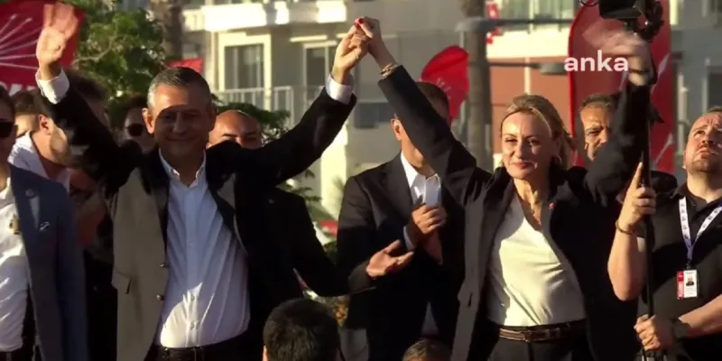 Özgür Özel'den İzmir'de Sürpriz Rozet! CHP'ye Kim Katıldı?
