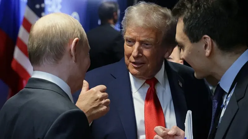 Trump-Putin zirvesinin gizli belgeleri otel yazıcısında unutuldu! Sürpriz hediye ortaya çıktı