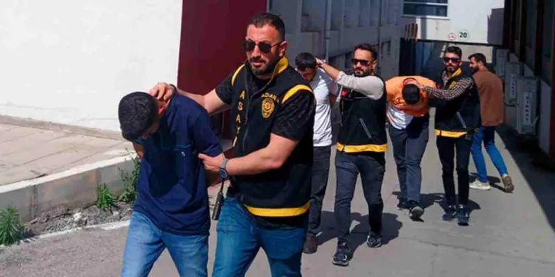 Yer: Adana! Husumetlisi sandı, kapıda bekleyen 'kardeşi' öldürdü