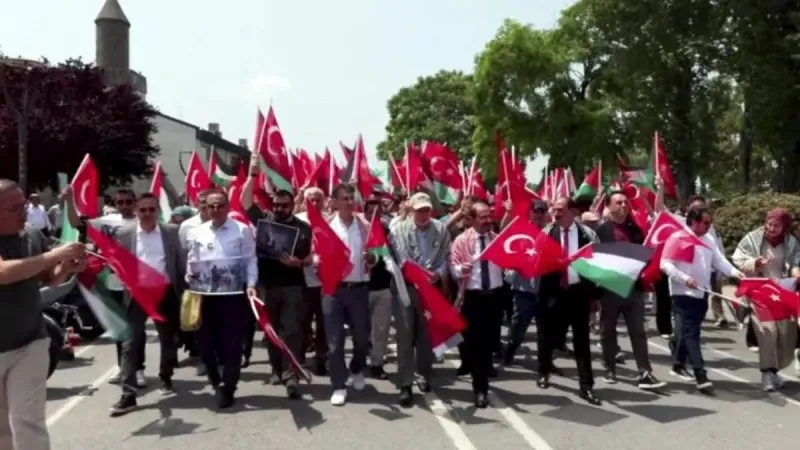 YTÜ'de Filistin'e Destek Yürüyüşü! Rektör Debik'ten Çağrı