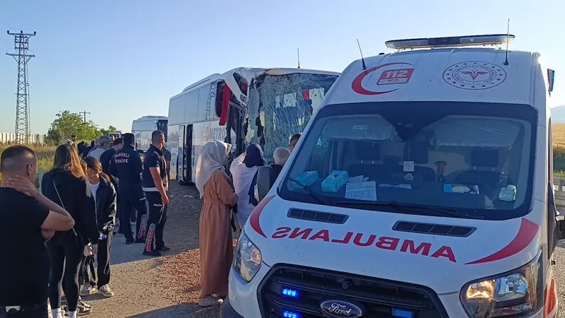 Afyon'da Otobüs Kazası: Yem Tırına Çarptı! İşte Yaralı Sayısı