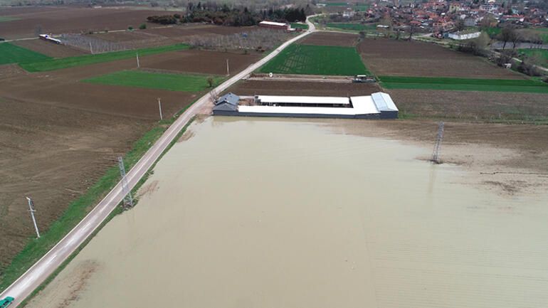 İzmir de fırtına paniği... Çatı bir anda pazar yerinin üzerine uçtu